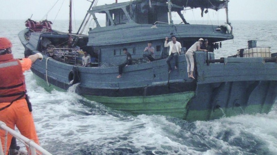 Lực lượng tuần duyên Đài Loan cảnh báo các ngư dân trên tàu đánh cá Trung Quốc hôm 6/5 (Ảnh: CNA)