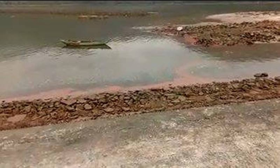 Lại xuất hiện dải nước đỏ dài 30m, kéo loang trên biển - 2 Vệt nước màu đỏ xuất hiện tại bờ biển xã Kỳ Hà