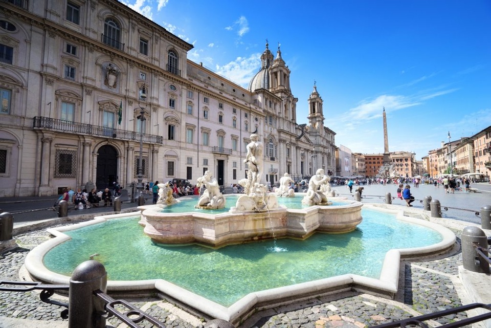 Phạt nặng du khách tắm giặt, khỏa thân tại các đài phun nước cổ ở Rome - 2 Du khách phải nhận mức phạt thích đáng nếu ăn uống, tắm giặt ở các đài phun nước cổ nổi tiếng
