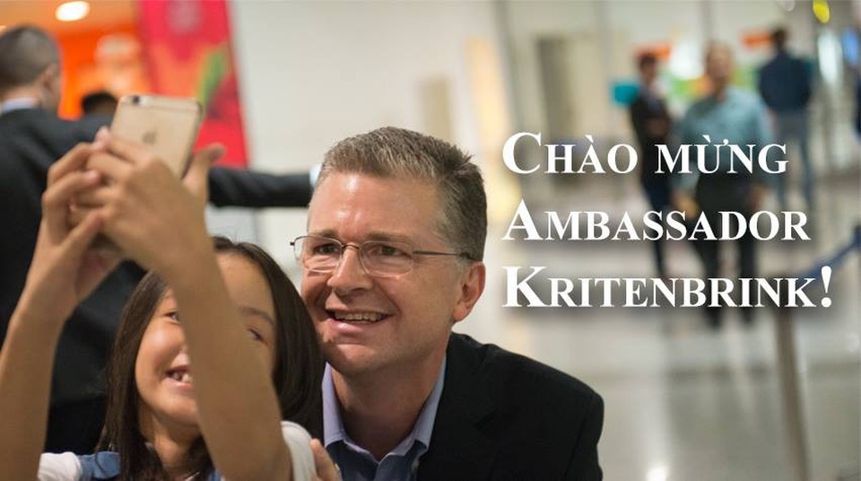 Tháp tùng Tổng thống Donald Trump, tân Đại sứ Mỹ Daniel Kritenbrink tới Hà Nội - 1
Ông Kritenbrink chụp ảnh lưu niệm với một bé gái tại sân bay. Ảnh: Đại sứ quán Mỹ tại Việt Nam
