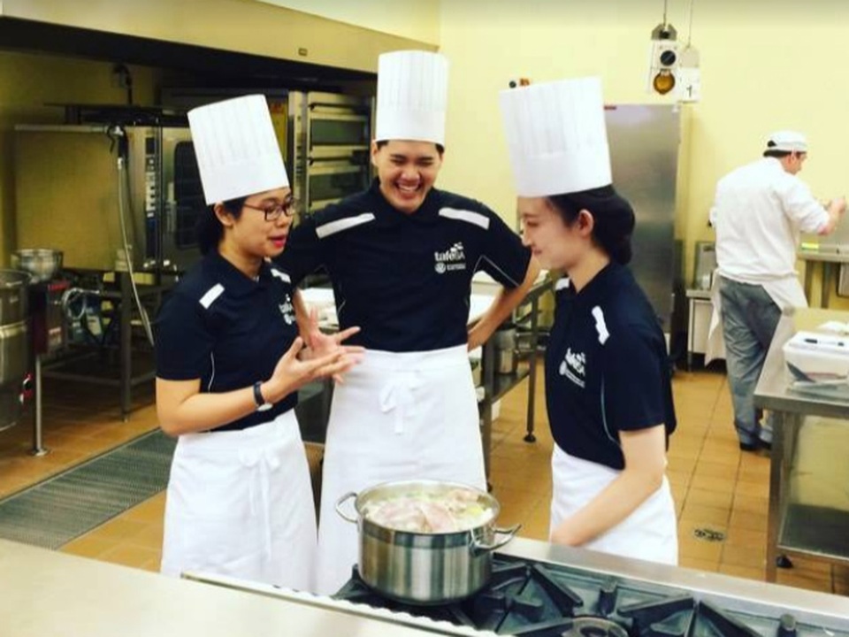 Đại sứ du học Úc Lê Huyền Chi: 3 lý do để yêu Adelaide - 3 Huyền Chi (trái) - Trải nghiệm nấu ăn cùng các Đại sứ Sinh viên StudyAdelaide đến từ các quốc gia khác tại trong chuyến tham quan 4 tuần tại Úc.