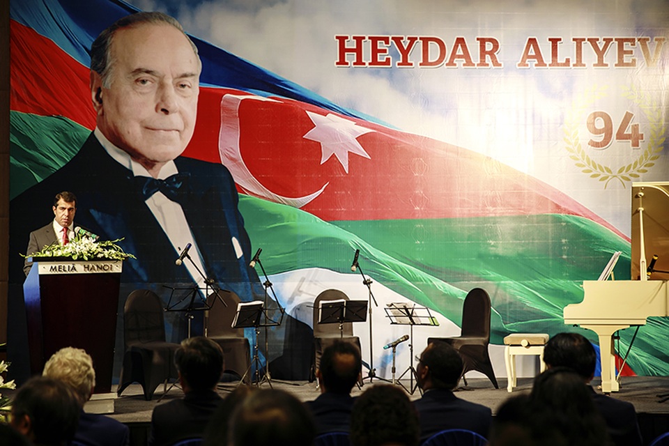 
Đại sứ Azerbaijan tại Việt Nam Anar Imanov phát biểu tại lễ ra mắt sách về lãnh tụ Heydar Aliyev bằng tiếng Việt ngày 10/5 (Ảnh: Ngọc Xuân)
