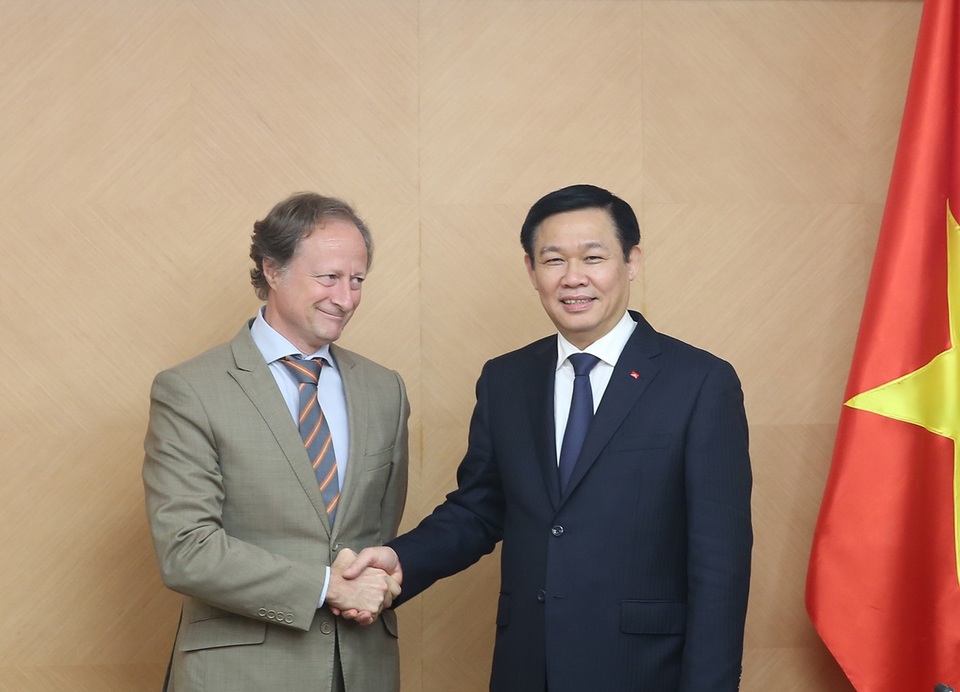 Kỳ vọng EU rút lại “Thẻ vàng” với thuỷ sản từ Việt Nam - 1 Phó Thủ tướng Vương Đình Huệ và Đại sứ EU Bruno Angelet