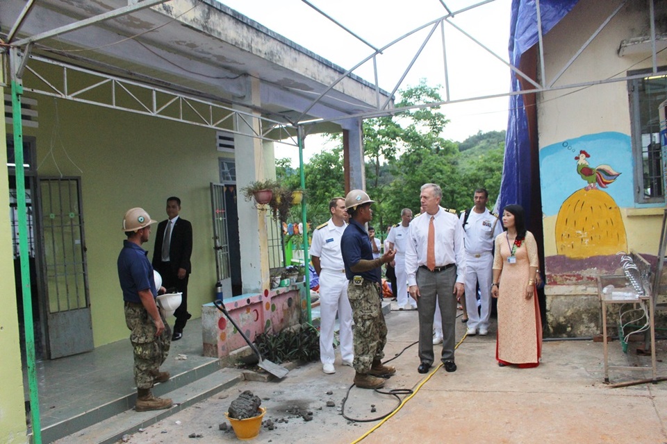 Đại sứ Ted Osius thăm trường học do Hải quân Mỹ sửa chữa - 1 Đại sứ Ted Osius thăm trường học do Hải quân Mỹ sửa chữa - 1