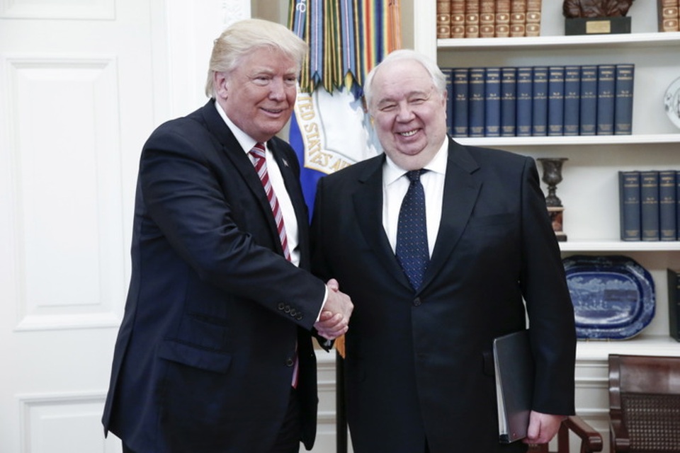 Nga có thể sắp thay đại sứ tại Mỹ giữa lúc căng thẳng - 1 Tổng thống Donald Trump bắt tay Đại sứ Nga tại Mỹ Sergey Kislyak tại Nhà Trắng (Ảnh: TASS)