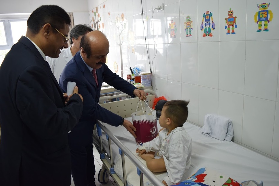 
Đại sứ Qatar Mohammed Ismail Al-Emadi trao quà cho một bệnh nhi
