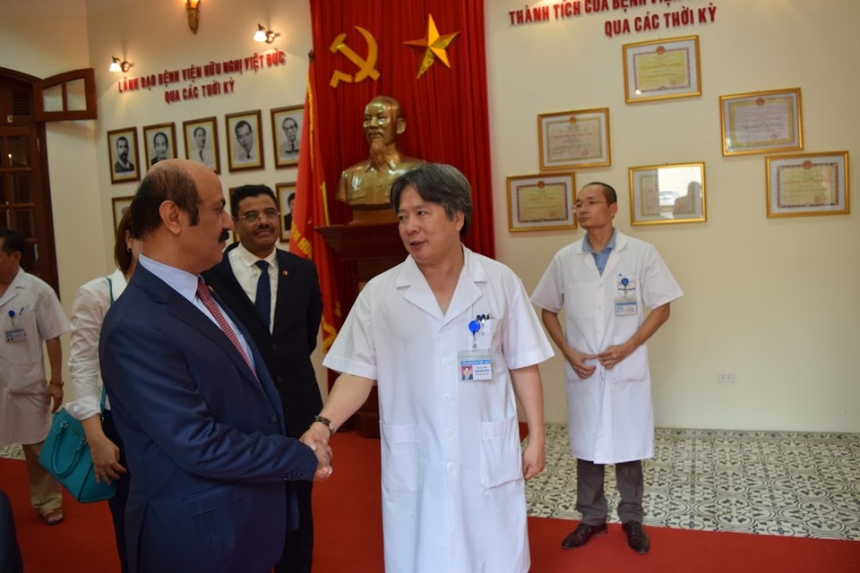 
Giám đốc Bệnh viện Việt Đức - GS.TS. Trần Bình Giang - bắt tay Đại sứ Qatar
