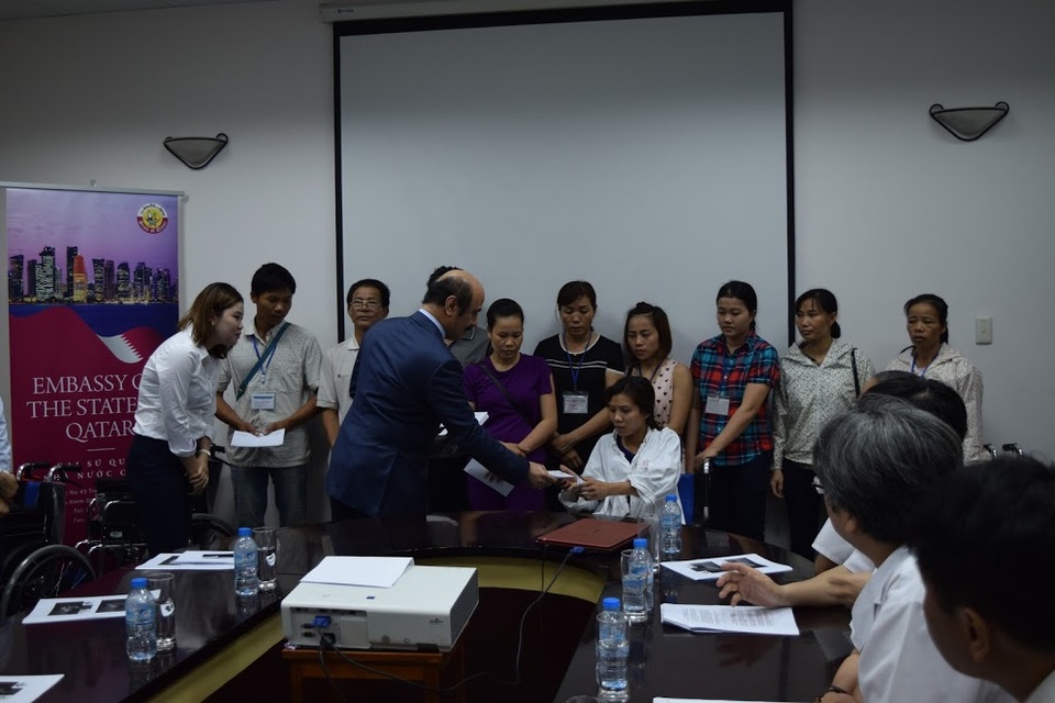 
Đại sứ Qatar phát các phần quà bằng tiền mặt cho các bệnh nhân có hoàn cảnh khó khăn
