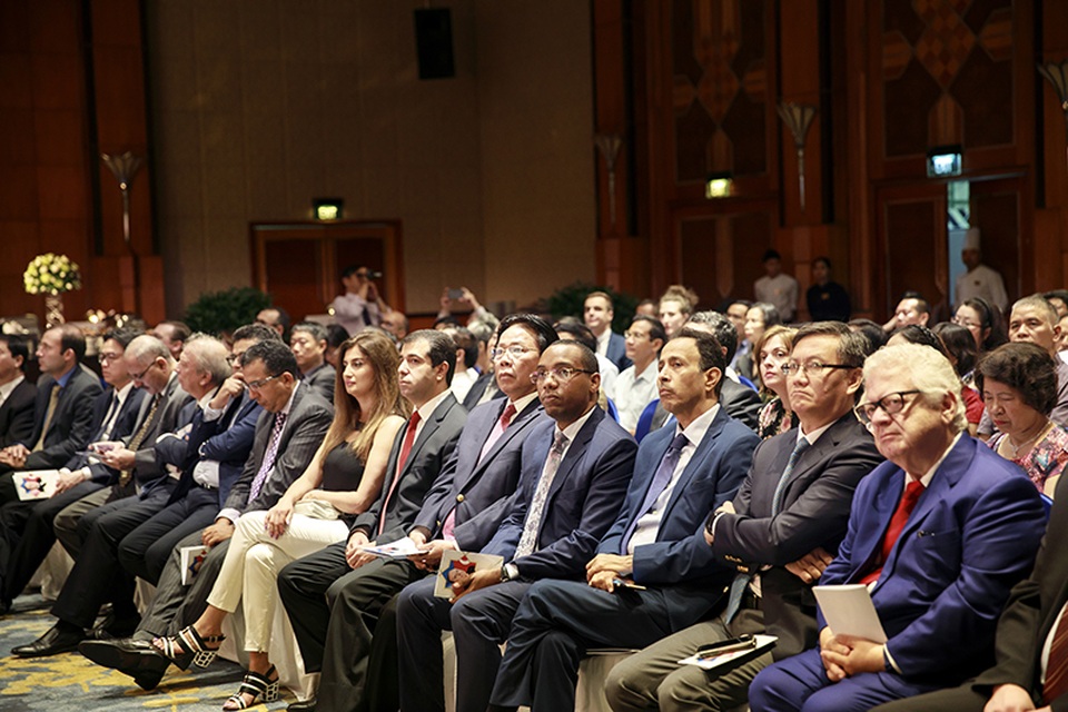 Đông đảo khách mời quốc tế và Việt Nam có mặt tại lễ ra mắt sách. (Ảnh: Ngọc Xuân)