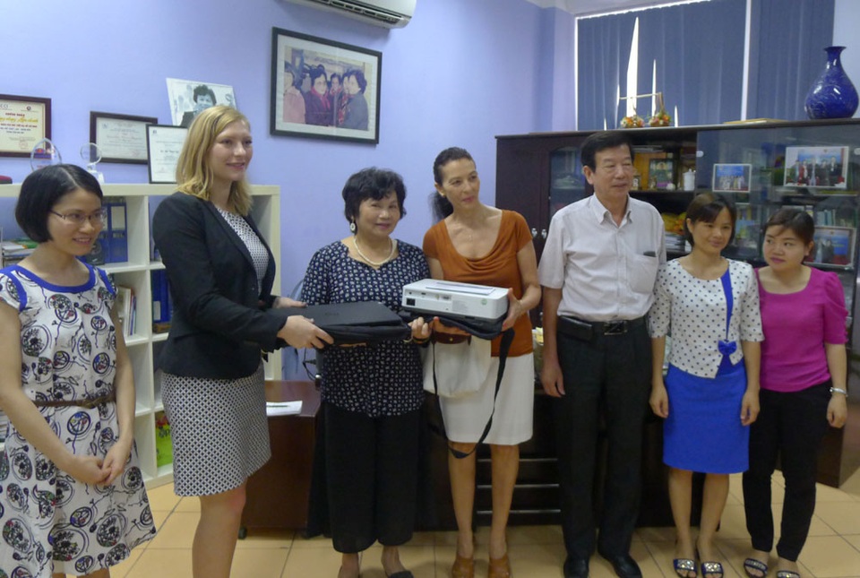Đại sứ quán Đức tài trợ 23 máy tính cho trung tâm dạy trẻ tự kỷ - 1
Tùy viên Thương mại của Đại sứ quán Đức Franziska Lang (thứ hai từ trái sang) và phu nhân của Đại sứ Đức, bà Maria Berger (áo nâu), trao tượng trưng các thiết bị cho Trung tâm Sao Mai ngày 17/5