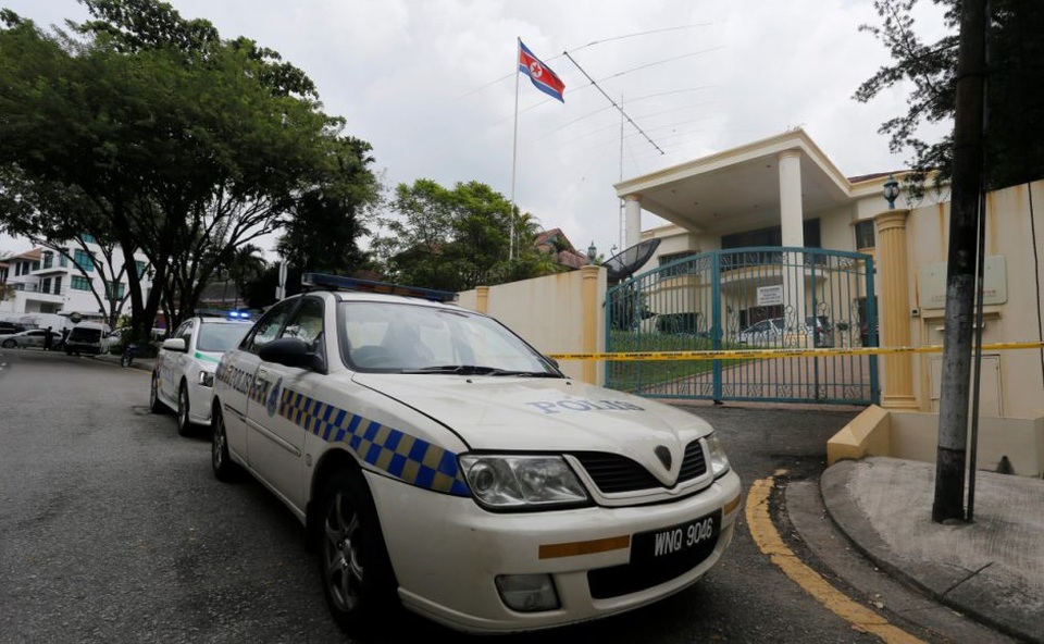 Triều Tiên điều tra nghi án ông Kim Jong-nam - 1
Đại sứ quán Triều Tiên ở Kuala Lumpur. (Ảnh: Reuters)