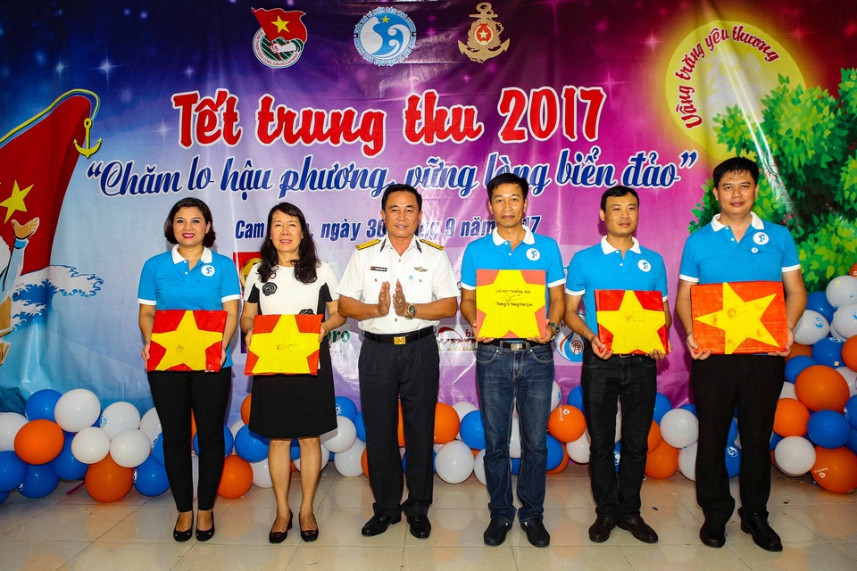 Trung thu rộn rã tiếng cười nơi Quân cảng Cam Ranh - 4
Đại tá Nguyễn Công Sơn trao tặng 33 lá cờ Tổ quốc.
