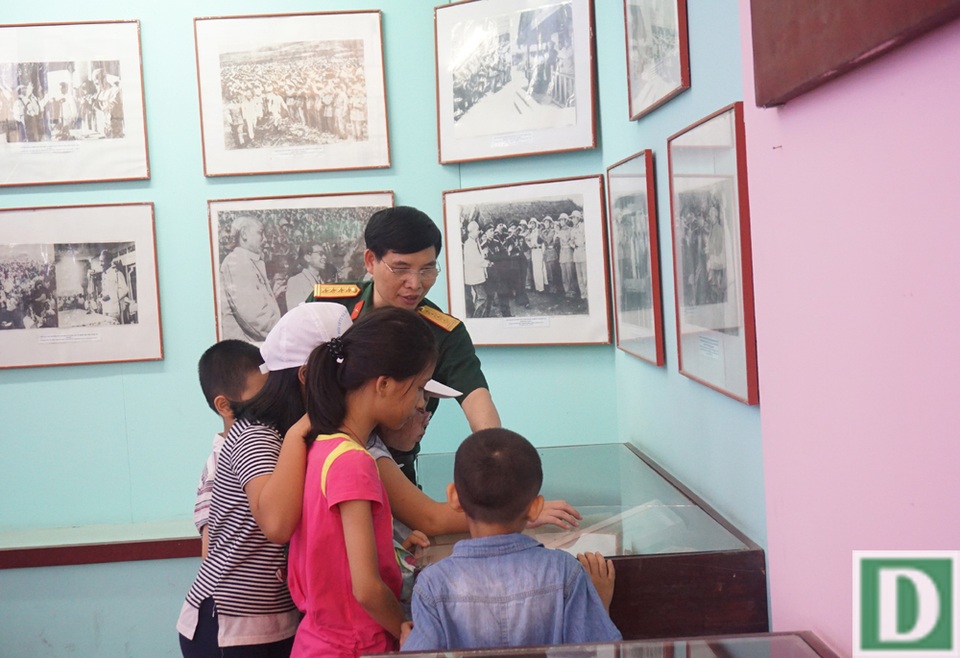 “3 khen, 4 chê, 5 dặn dò” của Bác Hồ với lực lượng vũ trang Quân khu 4 - 6 Đại tá Nguyễn Công Thành giới thiệu cho các cháu thiếu nhi về các hiện vật của Bác Hồ đang được trưng bày tại đây