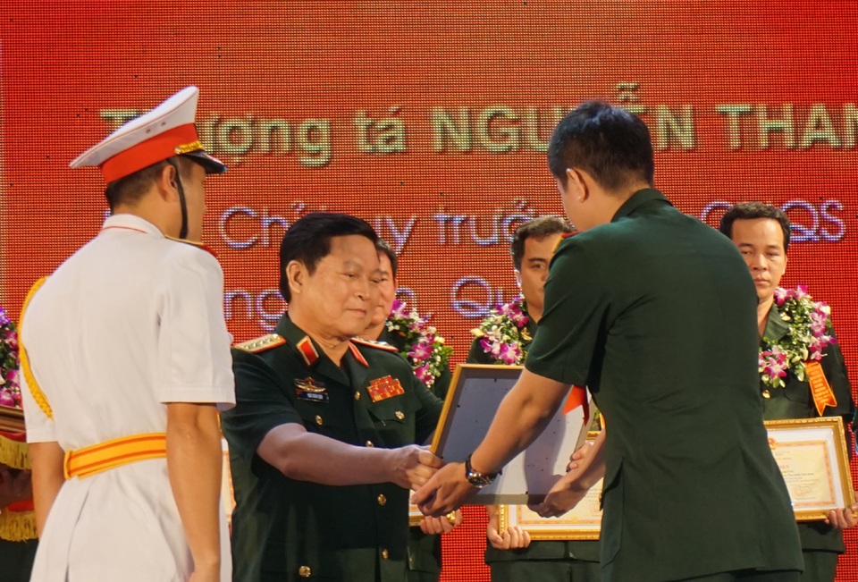 Sáng ngời hình ảnh Bộ đội Cụ Hồ trong lòng nhân dân - 2 Đại tướng Ngô Xuân Lịch trao Bằng khen của Bộ Quốc phòng cho các điển hình tiên tiến toàn quân trong cuộc vận động Phát huy truyền thống, cống hiến tài năng, xứng danh Bộ đội Cụ Hồ