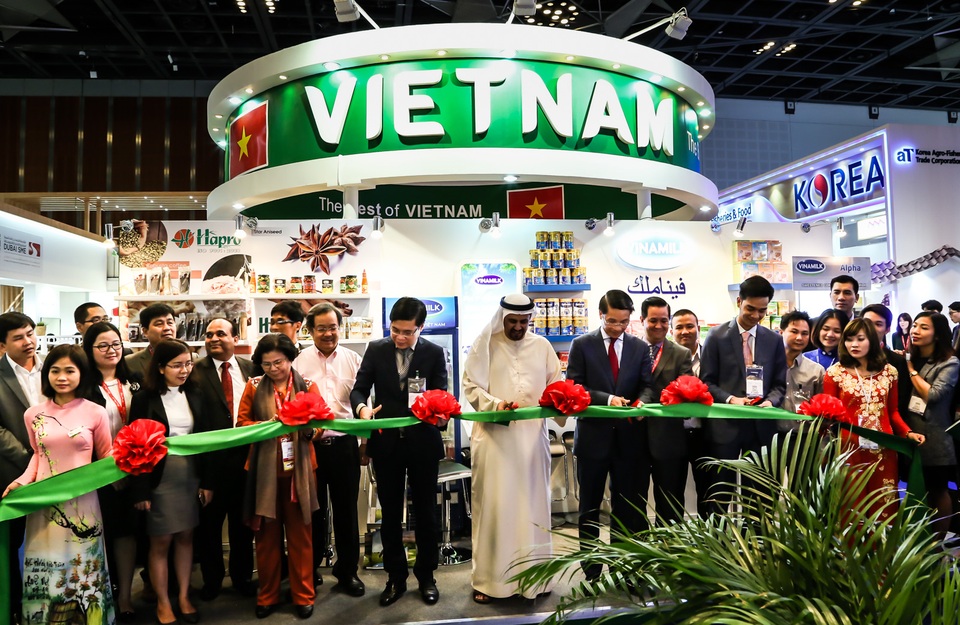 33 doanh nghiệp Việt Nam tham gia gian hàng quốc gia Hội chợ Gulfood Dubai 2017 - 1
Đại sứ Việt Nam tại UAE Phạm Bình Đàm cắt băng khánh thành gian hàng quốc gia Việt Nam tại hội chợ