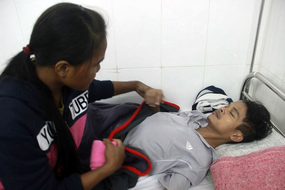 Cha ung thư, mẹ suy thận, bé thơ 4 tuổi sống lay lắt bên bà nội già yếu - 5 Con gái lay lắt với bà nội ở nhà, còn ở viện Hồ Văn Long mất hết sức sống. Người gầy gò, xanh xao, nằm bất động.