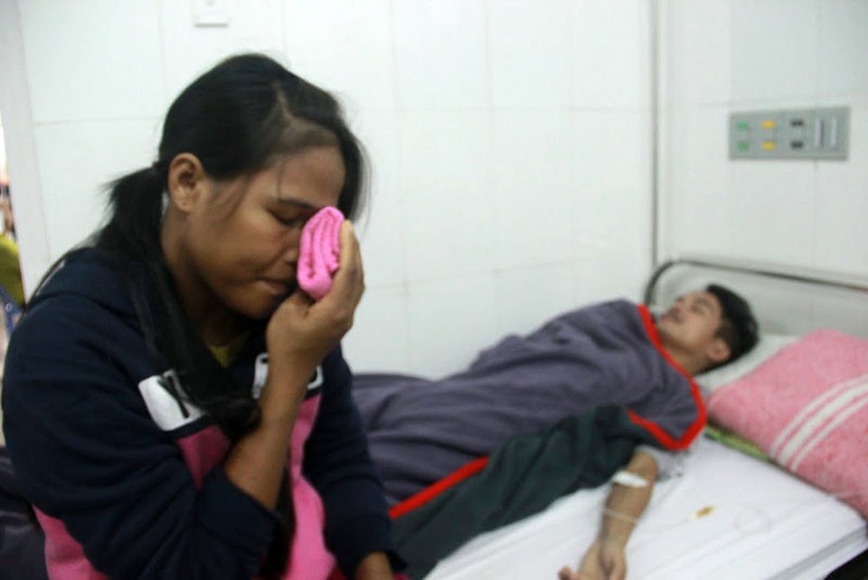 Cha ung thư, mẹ suy thận, bé thơ 4 tuổi sống lay lắt bên bà nội già yếu - 7 Người vợ trẻ lau nước mắt trước tình cảnh của chồng và gia đình. Diệp cũng thương con gái lắm vì người mẹ trẻ đã xa con hai tháng trời.