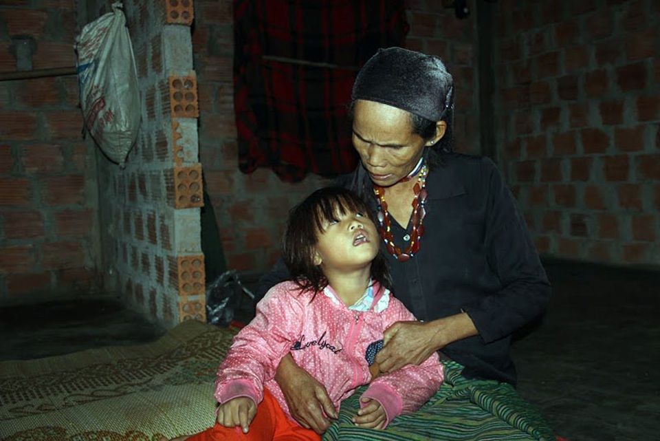 Cha ung thư, mẹ suy thận, bé thơ 4 tuổi sống lay lắt bên bà nội già yếu - 2 Bé Hà Vy thiếu hơi ấm, bàn tay chăm sóc của cha mẹ đã lâu nên rất nhớ. Bé liên tục vặn hỏi bà nội, khi nào bố mẹ cháu về. Tiếng khóc của cháu bé khiến bà Trinh đau đớn vô cùng.