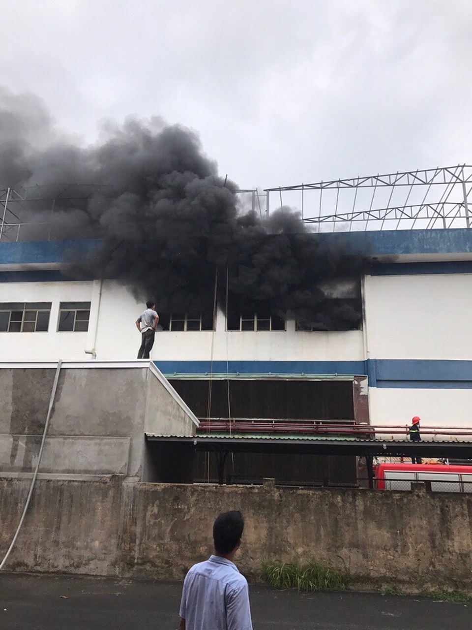 Kịp thời giải cứu hàng trăm công nhân thoát đám cháy công ty nhựa - 1 Đám cháy xuất phát từ tầng 3 của công ty
