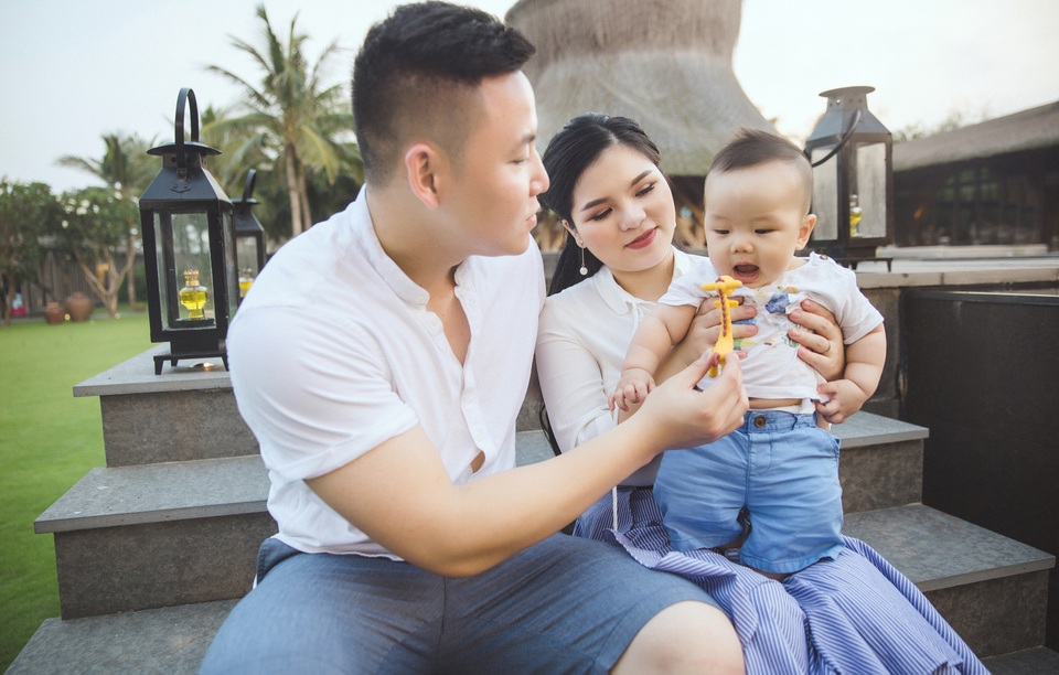 Cô dâu chú rể 9x “đáp” xuống hôn trường như biểu diễn xiếc ở Hà Nội - 7 Ảnh cưới của cặp đôi có cả sự góp mặt của cậu con trai tên Bon.