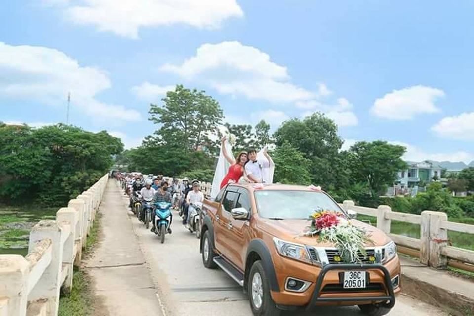 Đám cưới thu hút hàng trăm người hiếu kỳ của cô dâu chuyển giới ở Thanh Hóa - 2 Đám cưới có hàng trăm người rước dâu