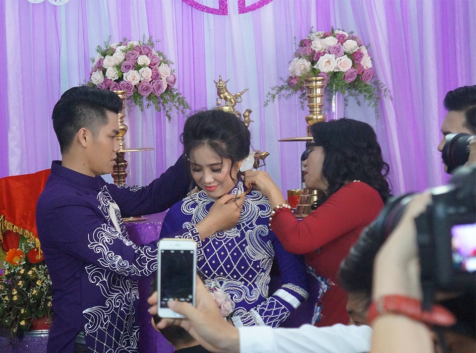 Cô dâu Lê Phương nhận quà cưới từ mẹ chú rể Trung Kiên