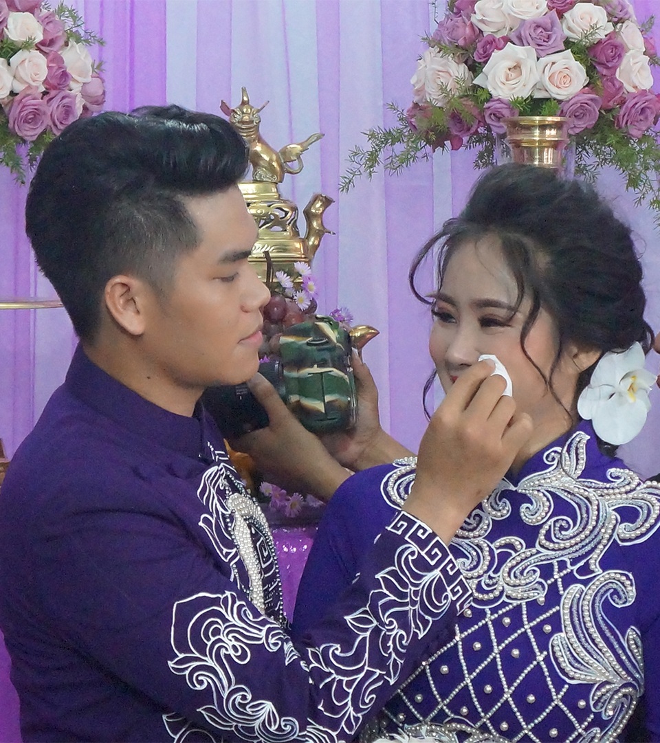 Trong buổi lễ, Trung Kiên tình cảm và chăm sóc vợ chu đáo khi liên tục lau mồ hôi cho cô.