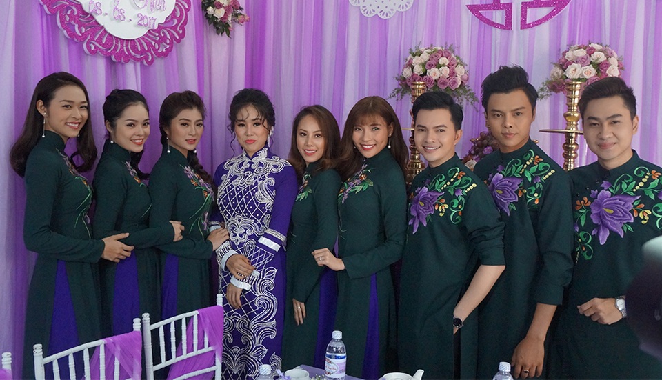 Cô dâu và chú rể chụp hình lưu niệm cùng dàn quả là bạn bè thân thiết.