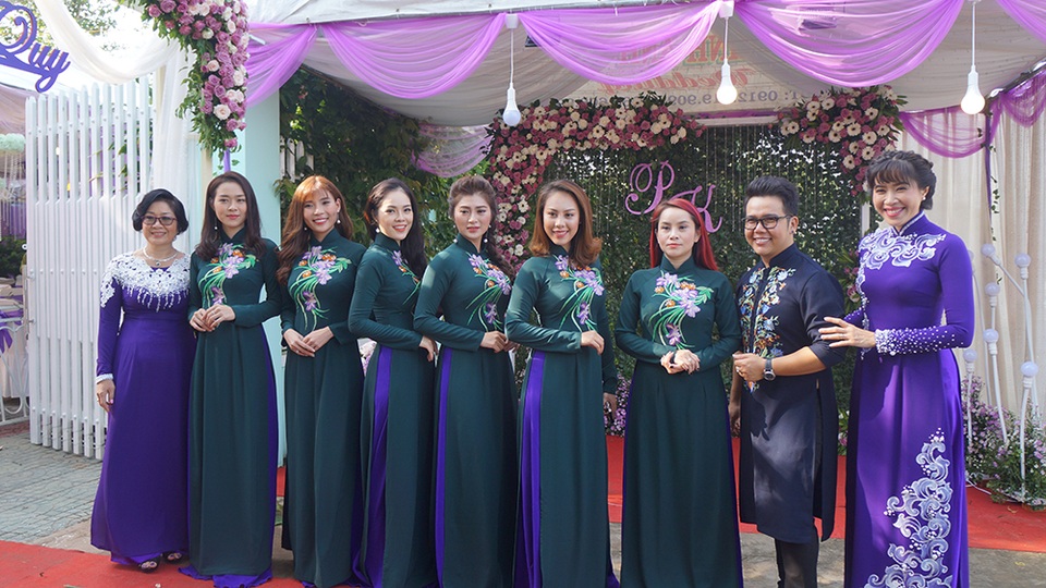 Dàn mâm quả đàn gái là những nữ diễn viên nổi tiếng, bạn bè thân thiết của cô dâu. Diễn viên Diệp Bảo Ngọc, Thúy Diễm, Dương Cẩm Lynh, Thanh Trúc, ca sĩ Sơn Ca, nhà thiết kế Minh Châu và MC Quỳnh Hoa.