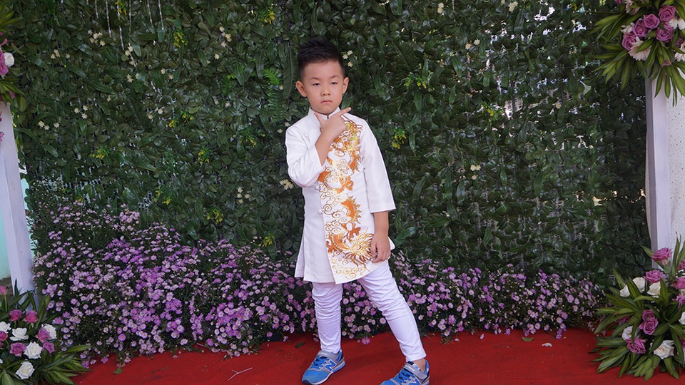 Bé Cà Pháo tạo dáng ngầu trong hôn lễ của mẹ