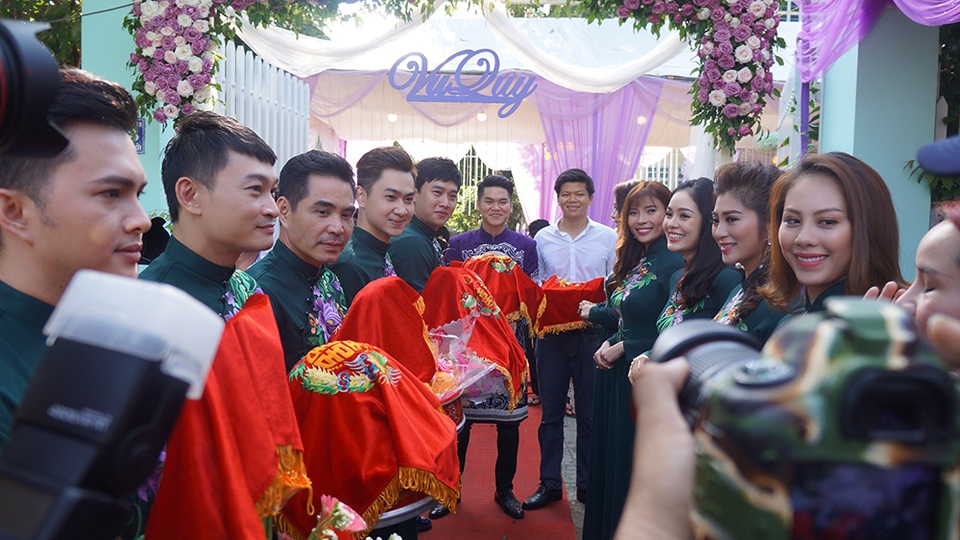 Chú rể Trung Kiên hạnh phúc trong ngày thành thân, anh rạng rỡ xuất hiện tại nhà cô dâu cùng dàn bưng mâm quả là bạn bè thân thiết của vợ. Ca sĩ Trung Kiên sinh năm 1992, kém Lê Phương 7 tuổi. Anh là người Bình Thuận, sinh ra trong một gia đình trung nông không có ai hoạt động ở lĩnh vực nghệ thuật. Cả hai gặp và quen biết nhau sau nhiều lần tham gia các chương trình giải trí.