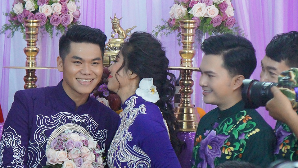 Lê Phương cũng đeo nhẫn và hôn chồng đầy tình cảm