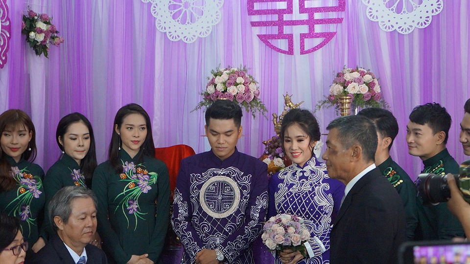 Gia đình 2 họ chào hỏi và giới thiệu bà con hai bên theo đúng nghi thức hôn lễ của người miền Nam