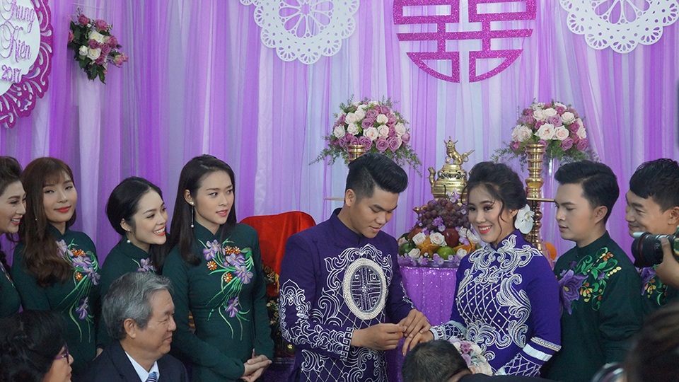 Trung Kiên đeo nhẫn cưới cho vợ trước sự chứng kiến của họ hàng và bạn bè