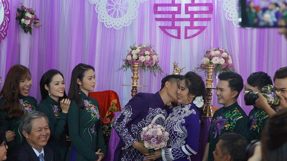 Trung Kiên dành nụ hôn tình cảm cho vợ