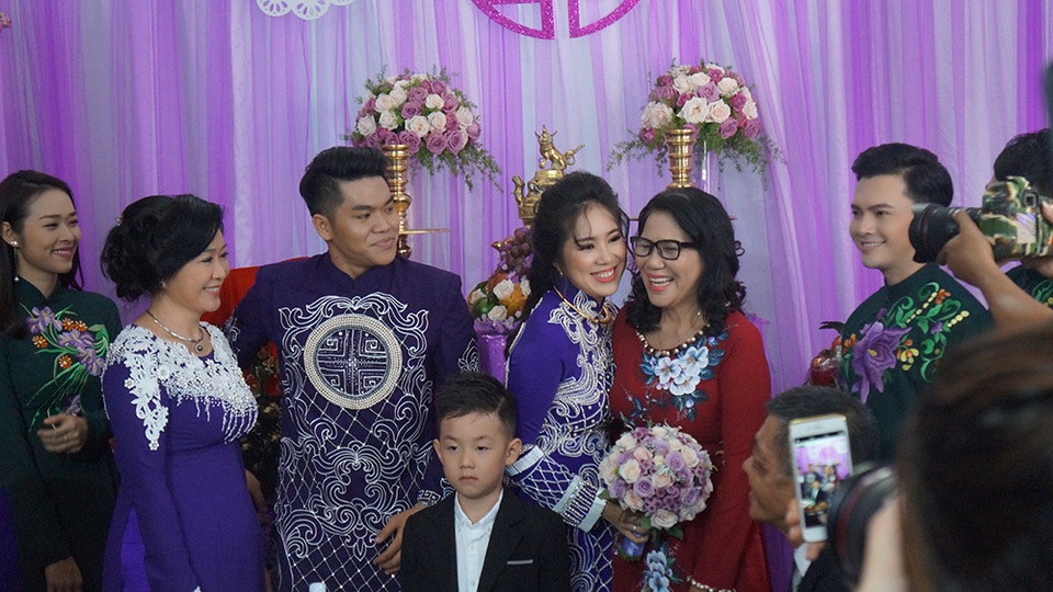 Lê Phương hạnh phúc ôm và cảm ơn mẹ chồng của mình