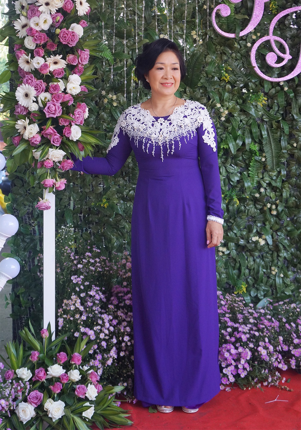 Mẹ của diễn viên Lê Phương cũng chọn trang phục áo dài tím trong Lễ vu quy của con gái.