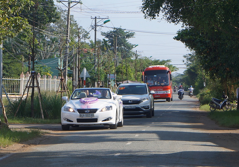 Đúng 8h, dàn xe của nhà trai đã xuất hiện trước cửa nhà cô dâu Lê Phương để làm lễ vu quy tại nhà gái.