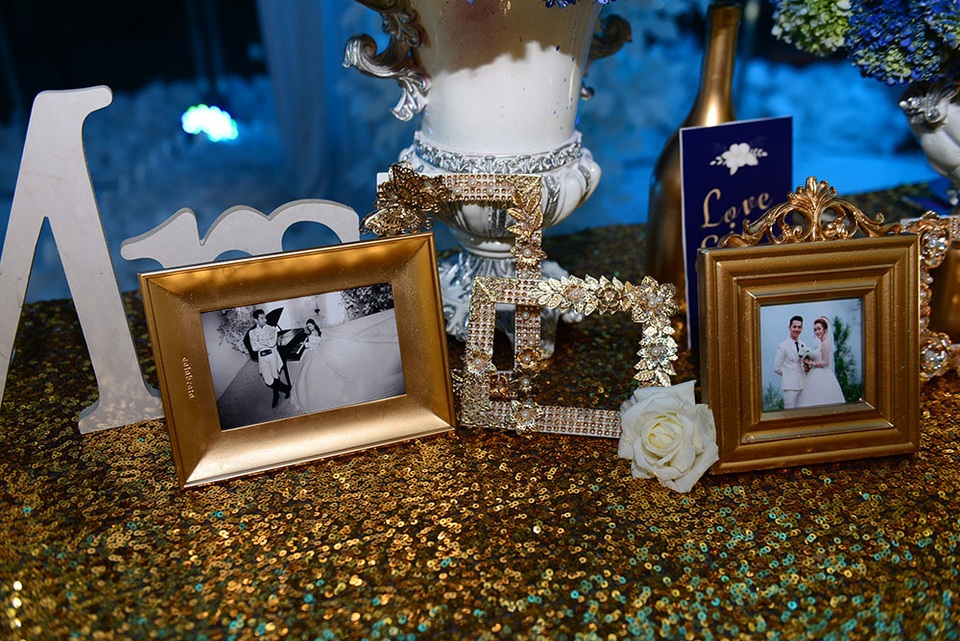 Không gian tiệc cưới được trang trí sắc vàng và trắng lộng lẫy