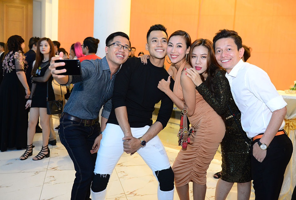 Bạn bè của nam ca sĩ rất hào hứng khi đến dự đám cưới Mai Quốc Việt