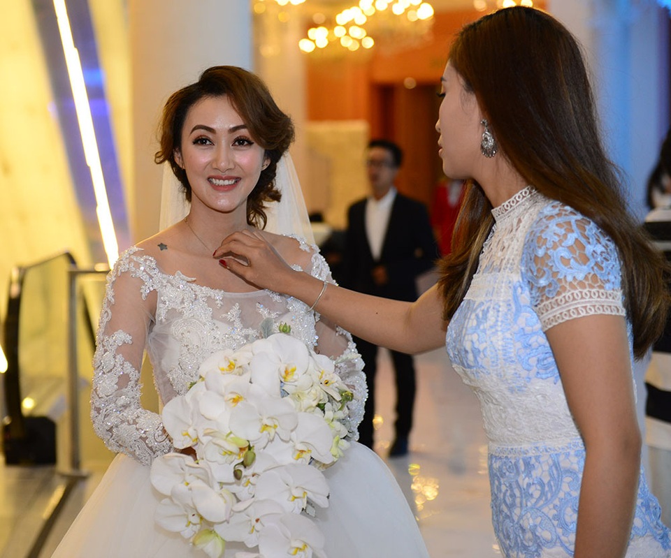 Vợ của Mai Quốc Việt sinh năm 1988, tên thật là Kellie, cô mang quốc tịch Canada. Hiện đang sinh sống và kinh doanh tại Canada.