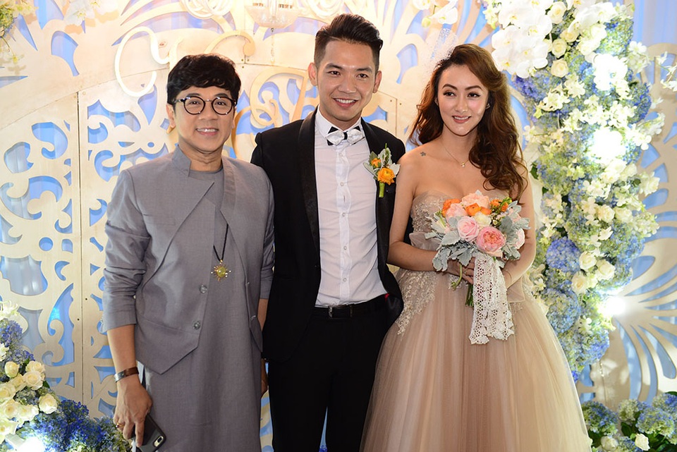 Nghệ sĩ Thành Lộc đến chúc mừng cho vợ chồng nam ca sĩ