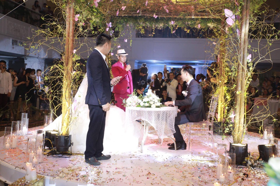 Hài hước nhất là phần Xuân Bắc và Tự Long đã làm chứng cho hai vợ chồng Thành Trung ký vào bản hợp đồng hôn nhân. Hợp đồng hôn nhân có rất nhiều điều khoản khiến mọi người không nhịn được cười như: điều khoản anh cho phép bà xã không ôm mình 5 ngày trong một tháng.