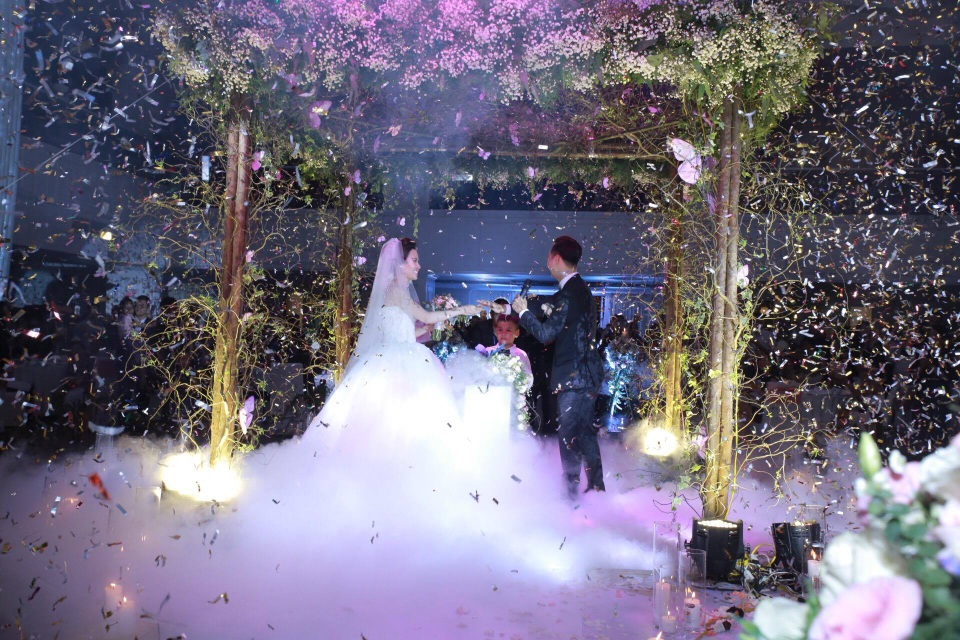 Cô dâu, chú rể dành cho nhau những lời hứa yêu thương nhau suốt đời. Bé Nguyễn Cao Trí (con trai của chị gái Thành Trung) mang nhẫn lên sân khấu để cô dâu chú rể trao tay nhau.