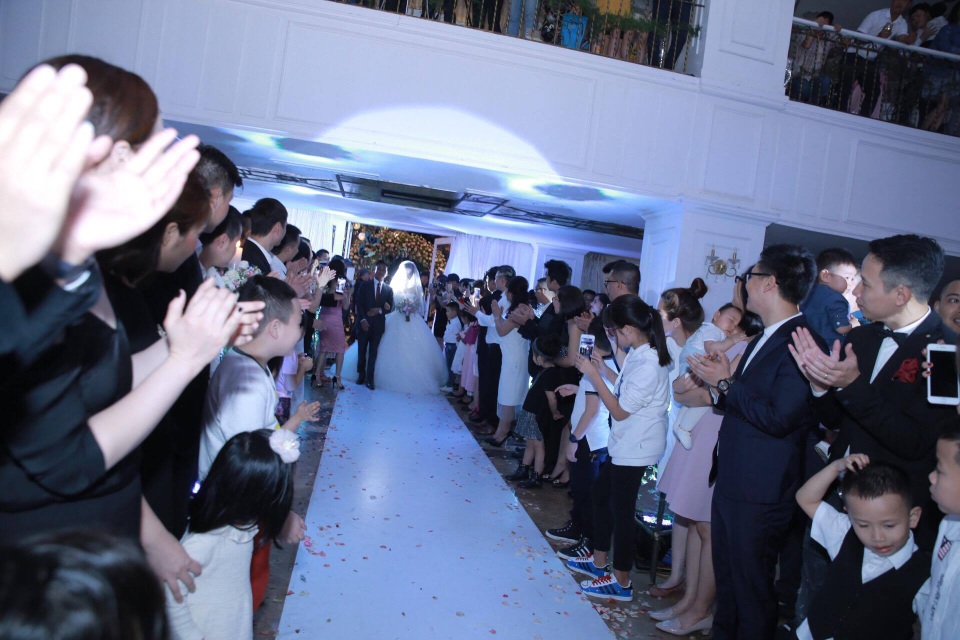 Cô được bố dắt tay đưa vào hôn trường gửi gắm cho Thành Trung.