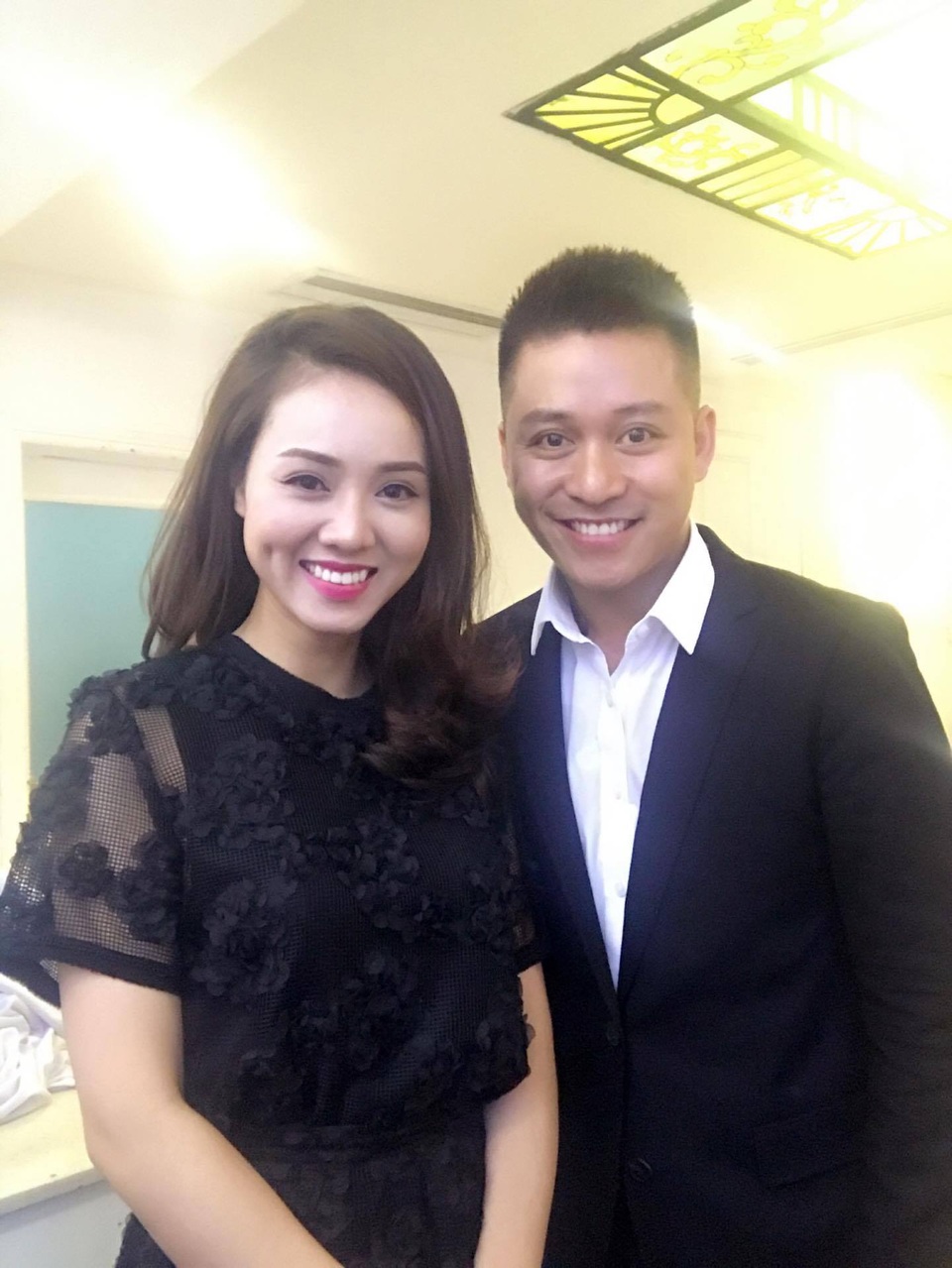 Ca sĩ Tuấn Hưng cũng đến dự đám cưới, anh chụp ảnh cùng bạn gái Công Lý.