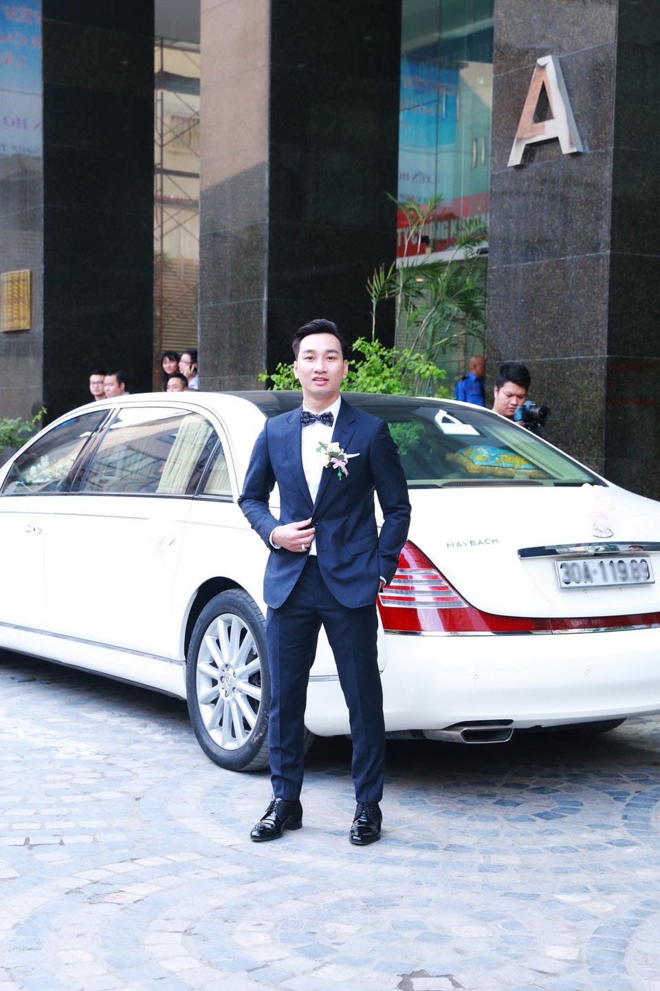 Toàn cảnh đám cưới xa hoa lần 2 của MC Thành Trung - 9
Chiếc xe siêu sang hơn 20 tỉ được dùng để rước dâu, chú rể Thành Trung bảnh bao trong ngày vui