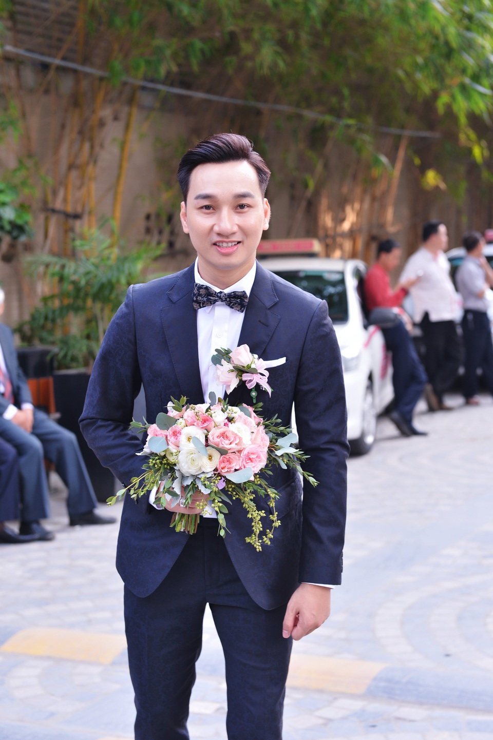 Toàn cảnh đám cưới xa hoa lần 2 của MC Thành Trung - 11 MC chỉn chu và bảnh bao trong ngày hạnh phúc với trang phục vest sang trọng nhưng vẫn rất trẻ trung. MC Thành Trung đã có 1 đời vợ và con riêng, hiện nay anh vẫn đi về giữa Hà Nội - Sài Gòn để phục vụ công việc. Con gái của nam MC đang sống tại TPHCM cùng với mẹ