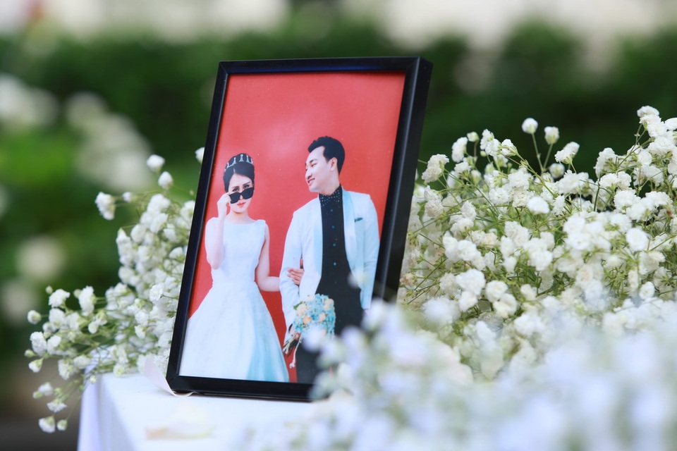 Toàn cảnh đám cưới xa hoa lần 2 của MC Thành Trung - 2 Không gian cưới được trang trí bằng hoa màu trắng