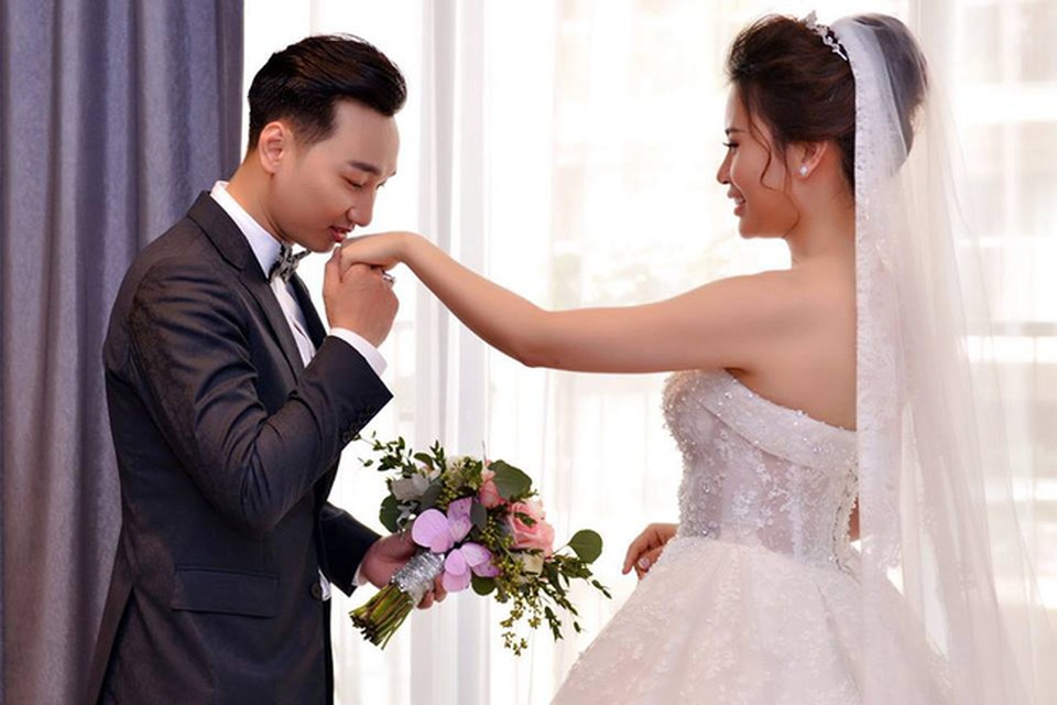 Thành Trung dành cho vợ những quan tâm, âu yếm ngọt ngào.